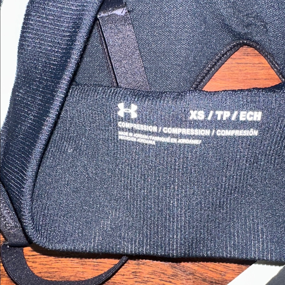 NWT Under Armour Seamless Light Support Black and White Sports Bra (XS) - Picture 6 of 6